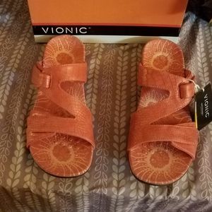 Woman's Vionic coral crocodile pattern sandle flip
